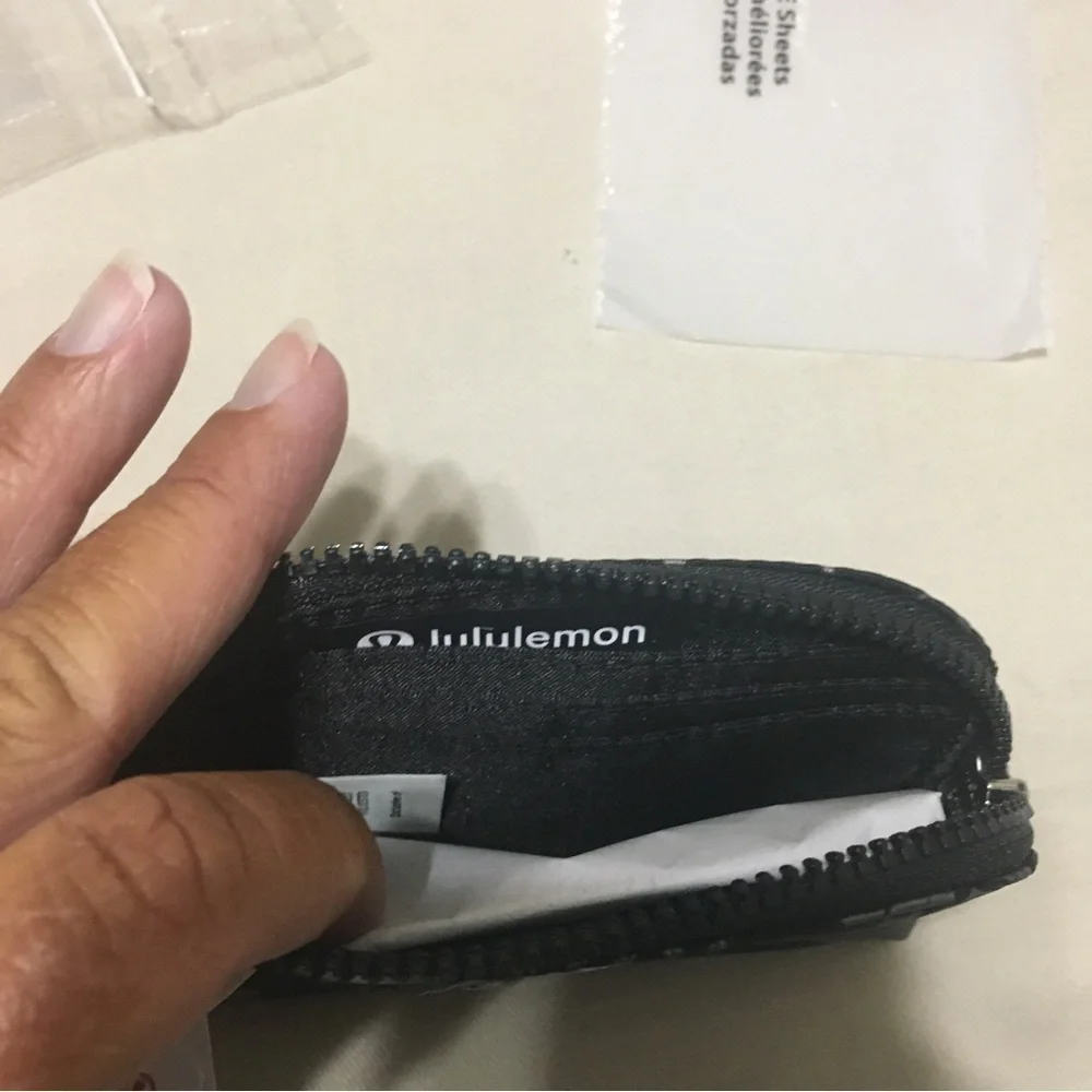 Lululemon Clippable Card Pouch Manifesto Print black / gray
